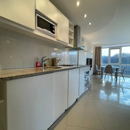 아파트 2 Bedroom Penthouse Park View 70m2 Free Parking 리가