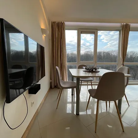 2 Bedroom Penthouse Park View 70m2 Free Parking 아파트 리가